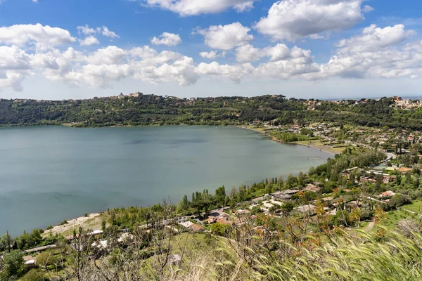 Castel Gandolfo miasto położone nad jeziorem Albano, Lazio, Włochy — Zdjęcie stockowe