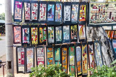 Maputo, M açık hava pazarında satılan geleneksel Batiç tablolar