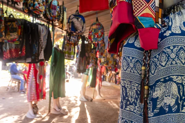 Mercado africano tradicional que vende mochilas coloridas, roupas — Fotografia de Stock