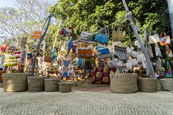 Mercado africano tradicional vendiendo bolsas de colores colgadas en el árbol — Foto de Stock