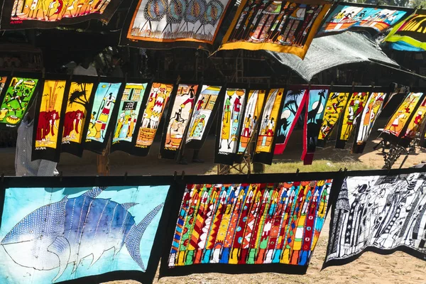 Pinturas báticas coloridas com padrões africanos tradicionais — Fotografia de Stock