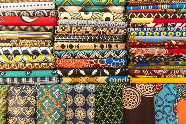 Muitos tecidos africanos coloridos — Fotografia de Stock
