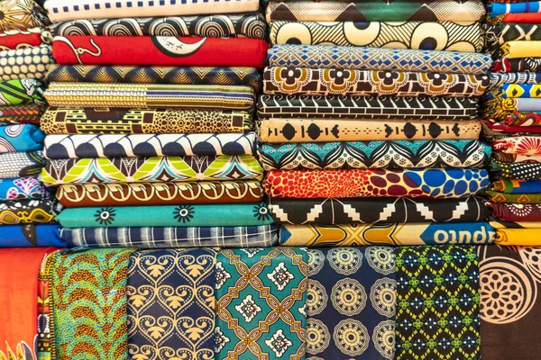 Muitos tecidos africanos coloridos — Fotografia de Stock