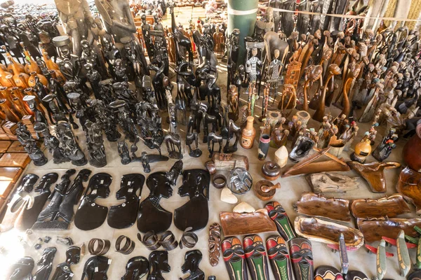 Souvenir afrikanischer Holzkunst auf dem Markt in Maputo verkauft, — Stockfoto