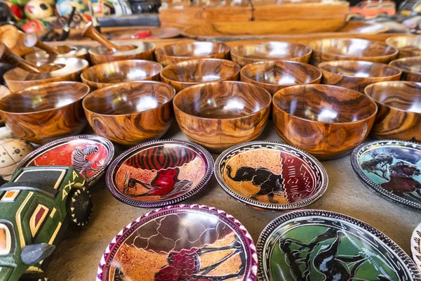 Afrikansk trä konst Souvenir säljs på Open Air Market i Maputo, — Stockfoto