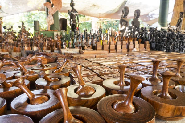 Recuerdo de arte africano de madera vendido en el mercado al aire libre en Maputo , — Foto de Stock