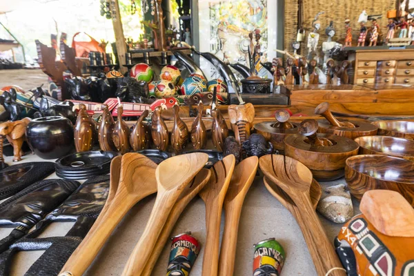 Träskedar och mer souvenirer på traditionell afrikansk marknad i — Stockfoto