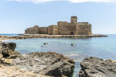 Xv yüzyıldan kalma Aragon kalesi, La Castella, Calabria, İtalya
