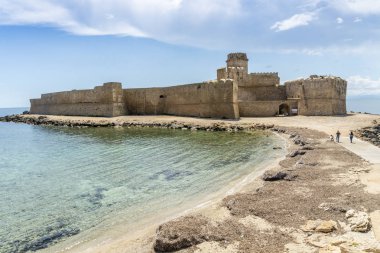Xv yüzyıldan kalma Aragon kalesi, La Castella, Calabria, İtalya