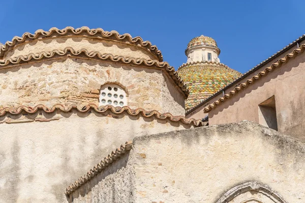 Santa Severina, Calabria, İtalya'da çatıda renkli fayans — Stok fotoğraf