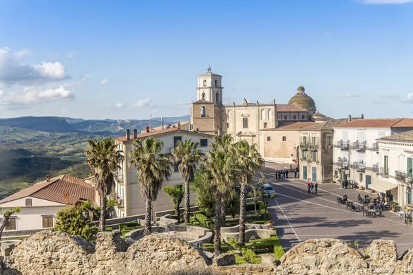 산타 세베리나, 이탈리아에서 중세 성당이있는 중앙 광장 — 스톡 사진