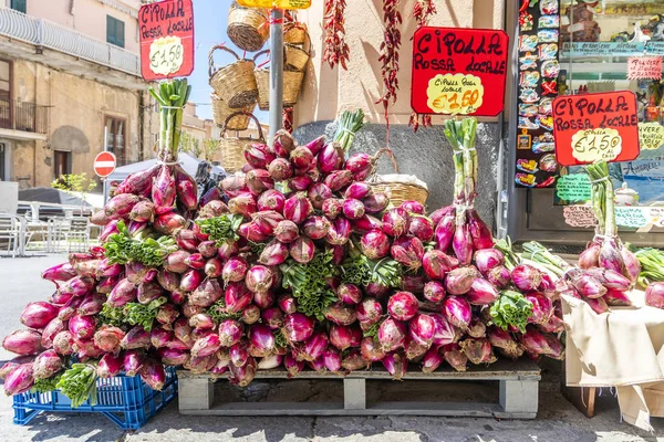 Czerwona cebula sprzedawana na ulicach Tropei jako specjalność regionu, — Zdjęcie stockowe