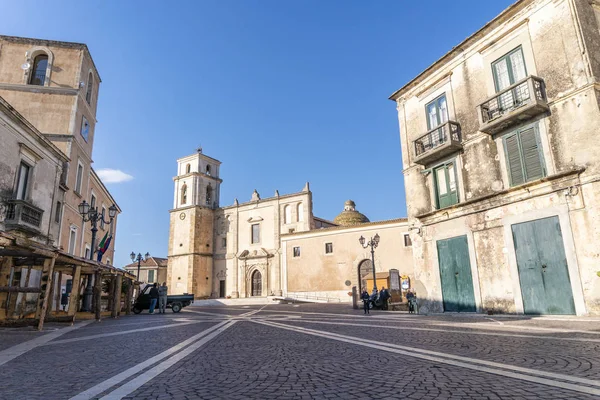 Centrale plein met middeleeuwse kathedraal in Santa Severina, Italië — Stockfoto