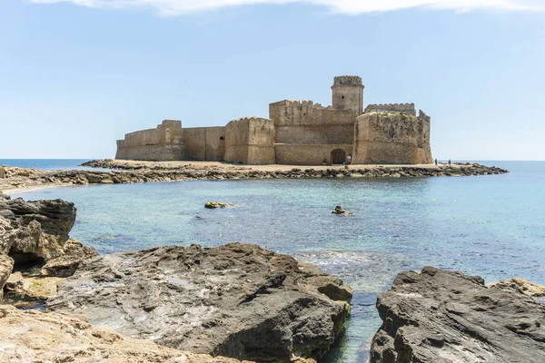 Xv yüzyıldan kalma Aragon kalesi, La Castella, Calabria, İtalya — Stok fotoğraf