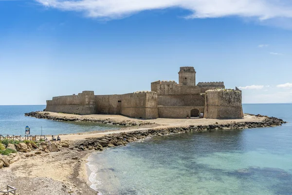 Xv yüzyıldan kalma Aragon kalesi, La Castella, Calabria, İtalya — Stok fotoğraf