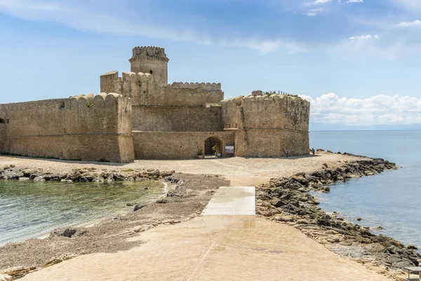 Xv yüzyıldan kalma Aragon kalesi, La Castella, Calabria, İtalya — Stok fotoğraf