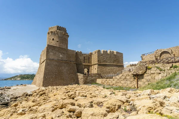 Xv yüzyıldan kalma Aragon kalesi, La Castella, Calabria, İtalya — Stok fotoğraf