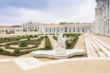 Queluz, Po ulusal saray avlusu güzel park