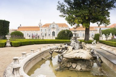 Queluz, Po ulusal saray avlusu güzel park