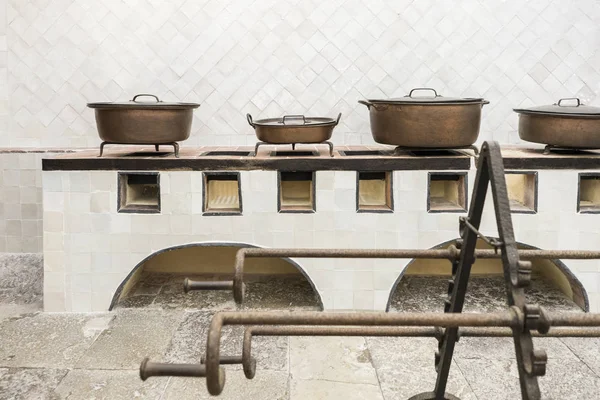 Koppar husgeråd i original Vintage kök — Stockfoto