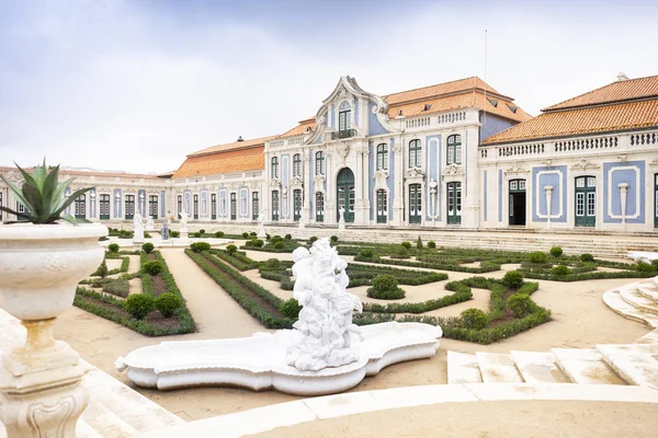 Prachtig park op de binnenplaats van het nationaal paleis in Queluz, po — Stockfoto