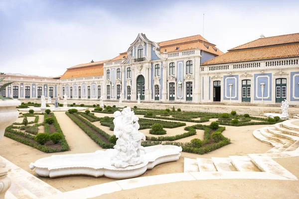 Vacker park på innergården till National Palace i Queluz, Po — Stockfoto