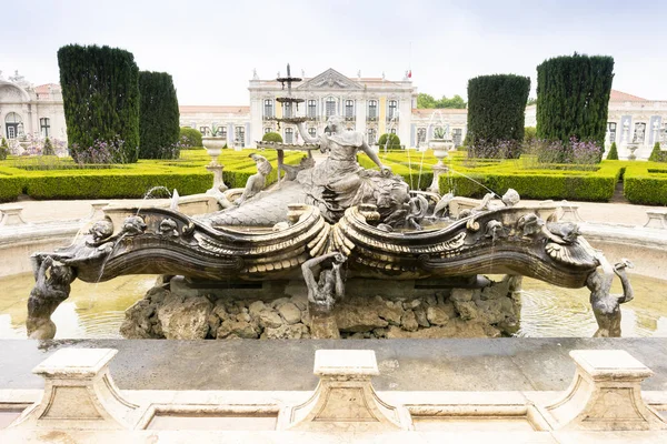 Vacker park på innergården till National Palace i Queluz, Po — Stockfoto