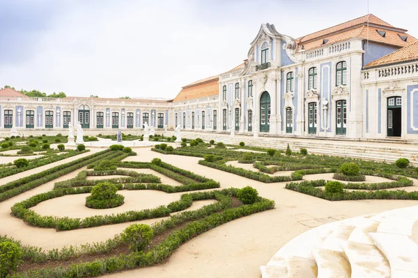Piękny park na dziedzińcu pałacu Narodowego w Queluz, po — Zdjęcie stockowe