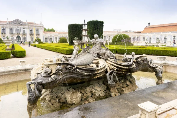 Belo parque no pátio do palácio nacional em Queluz, Pó — Fotografia de Stock