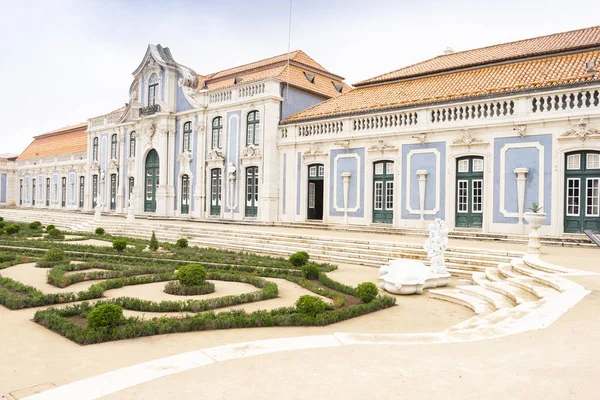 Beau parc dans la cour du palais national de Queluz, Po — Photo