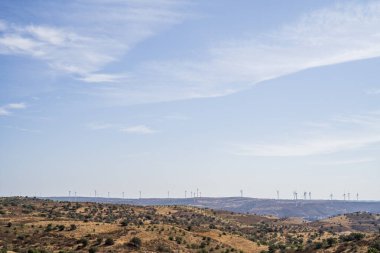 Tepedeki yel değirmenleri ufukta 