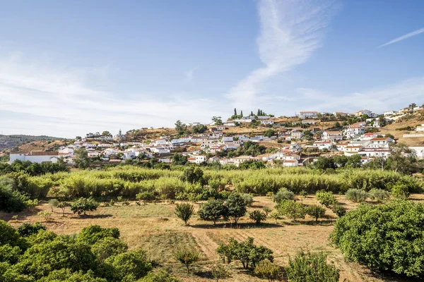 Ville portugaise traditionnelle d'Odeleite, célèbre pour son eau — Photo