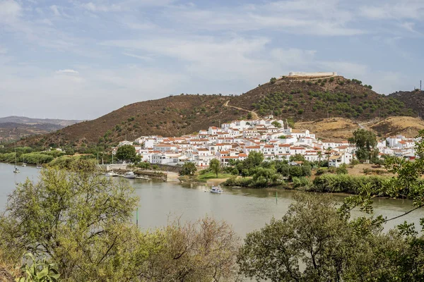 Sanlúcar de Guadiana en España fotografiado desde el lado portugués en t — Foto de Stock