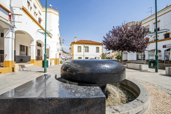 Brunnen auf dem Hauptplatz von Alcoutim, Algarve, Portugal — Stockfoto
