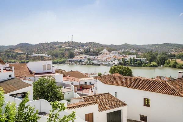 Вид на Алькуидо в Португалии и Санлукар де Гвадиана в Испании — стоковое фото