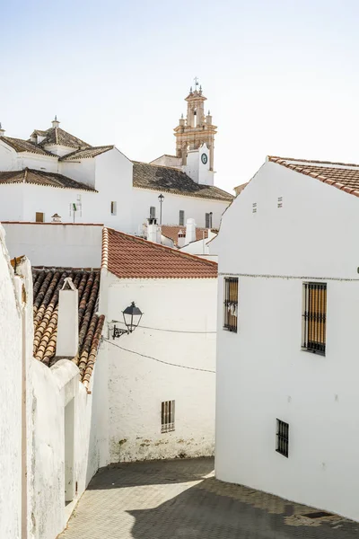 Witte architectuur in Sanlucar de Guadiana, Spaanse grensstad, — Stockfoto