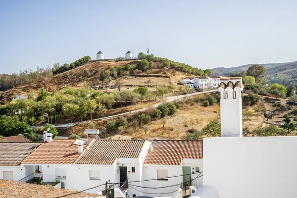 Molinos de viento en Sanlúcar de Guadiana, ciudad fronteriza de Andalucía, Spa — Foto de Stock