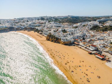 Geniş sahil ve beyaz mimarisi olan Albufeira sahil manzaralı Algarve, Portekiz.