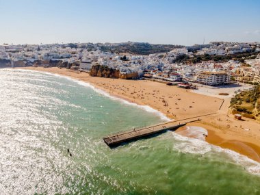 Geniş sahil ve beyaz mimarisi olan Albufeira sahil manzaralı Algarve, Portekiz.