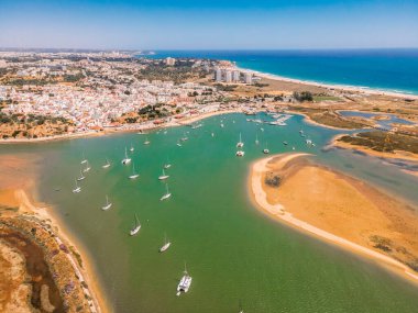 Yatları ve Alvor, Algarve, Portekiz 'in havadan görünüşü