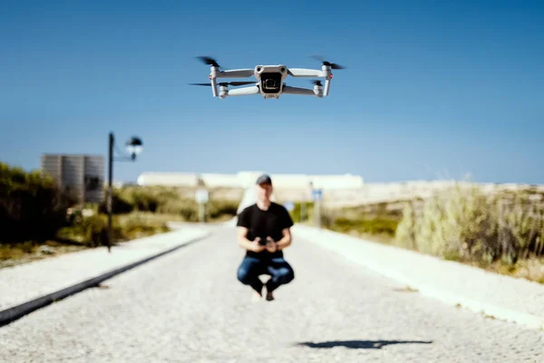 Mann Hält Fernflug Mit Drohne Erstem Plan Fest — Stockfoto