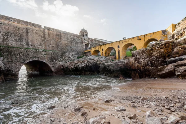 Savunma Duvarları Peniche Kalesine Giden Köprü Leiria Bölgesi Portekiz — Stok fotoğraf