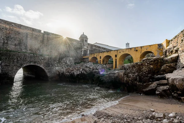 通往葡萄牙莱里亚区Peniche要塞的防御墙和桥梁 — 图库照片