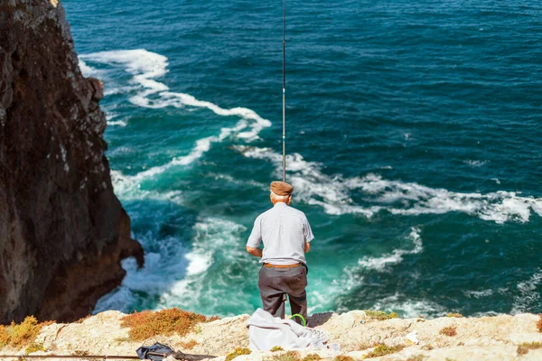 Äldre Man Fiskar Med Spö Höga Klippor Sao Vicente Cape — Stockfoto