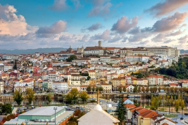 Günbatımına kadar Mondego nehri ile birlikte Coimbra şehri, Portekiz