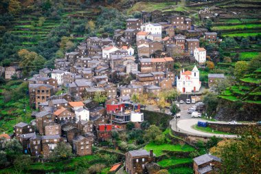 Portekiz, Serra da Estrela 'da Piodao adında büyüleyici, dağlık bir köy.