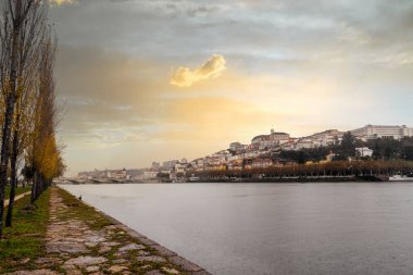 Günbatımına kadar Mondego nehri ile birlikte Coimbra şehri, Portekiz