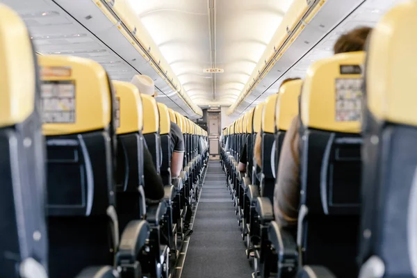 Corredor Vazio Avião Com Todos Passageiros Sentados — Fotografia de Stock