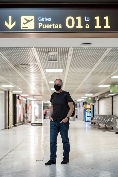Hombre Con Máscara Protectora Antes Salida Aeropuerto Vacío — Foto de Stock