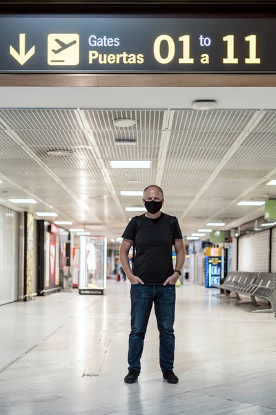 Hombre Con Máscara Protectora Antes Salida Aeropuerto Vacío — Foto de Stock